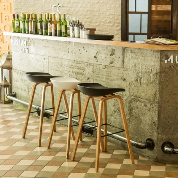 Ghế quầy bar hay stool lưng nhựa chân gỗ nhập khẩu- Mã 403A
