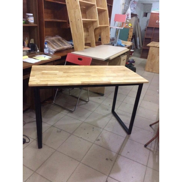 Bàn làm việc chân sắt chữ U gỗ cao su giá rẻ